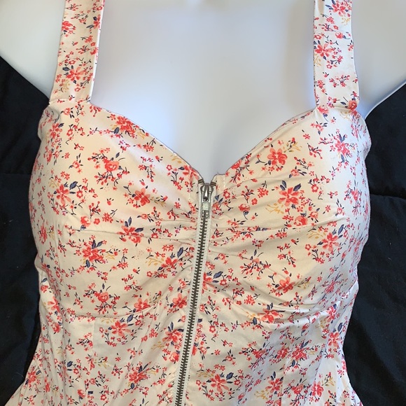 Floral Elegant Zip Up Tank Top - Picture 4 of 5